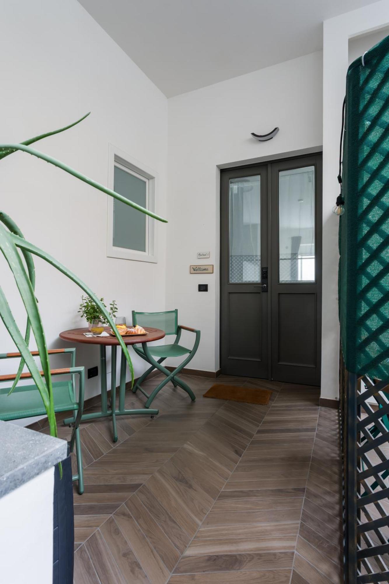 Archihouse Suites Неаполь Экстерьер фото