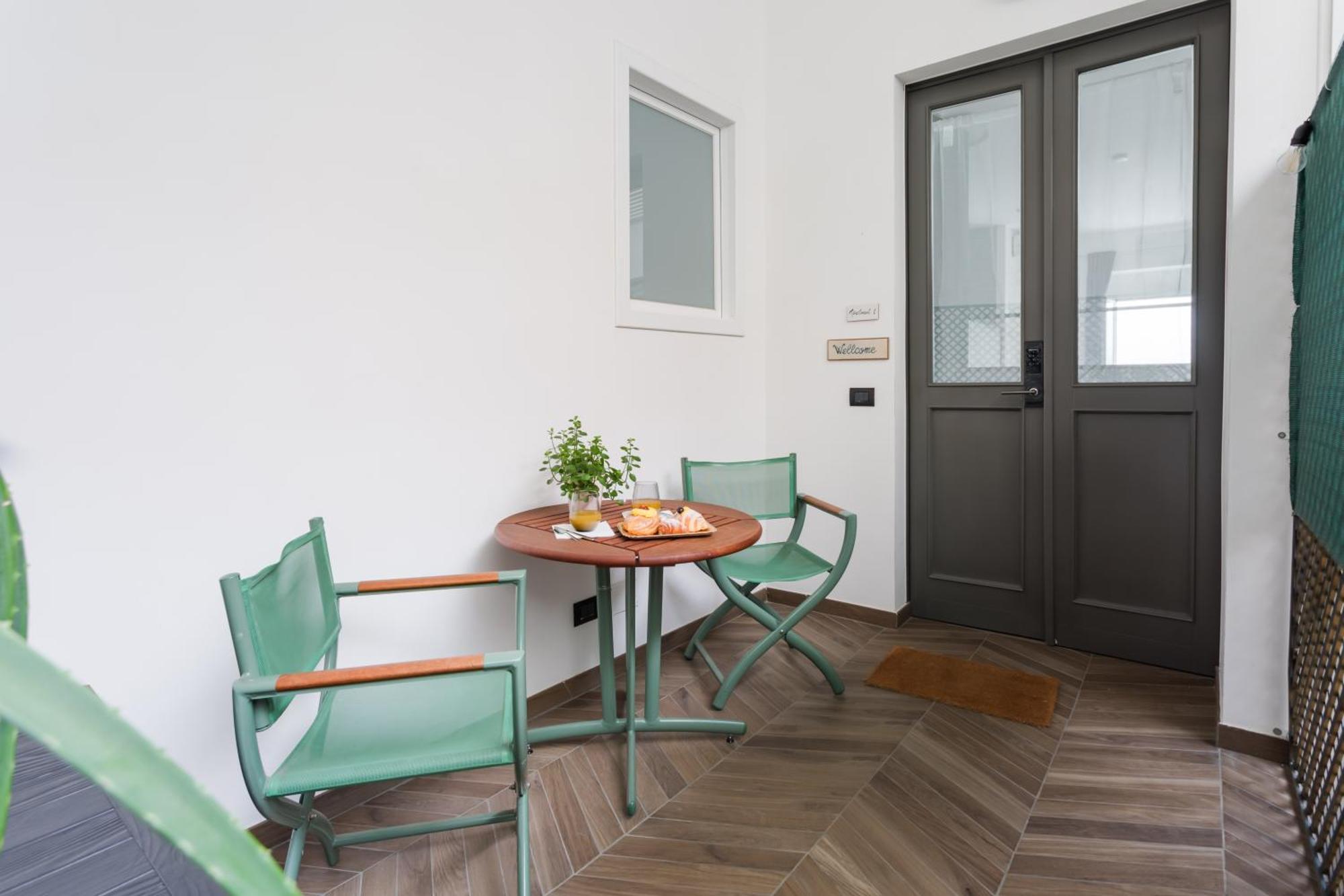 Archihouse Suites Неаполь Экстерьер фото
